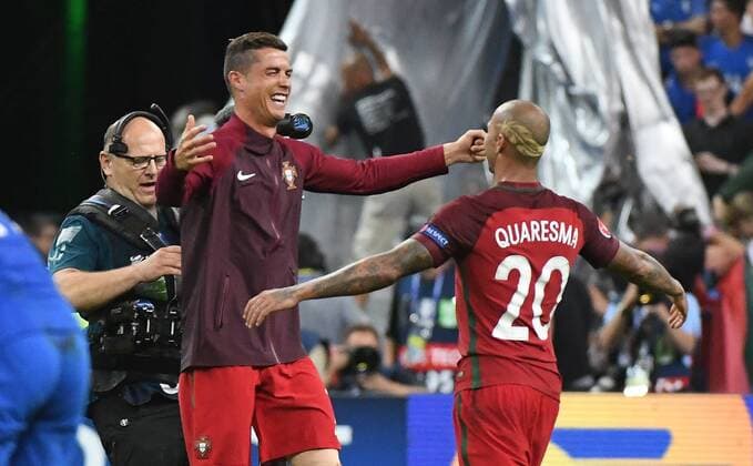 Fußball, EM Finale 2016 in Paris, Portugal - Frankreich 1:0 10.07.2016, xpsx, Fussball Europameisterschaft 2016, Finale, Portugal - Frankreich, emspor, v.l. Cristiano Ronaldo (Portugal), Ricardo Quaresma (Portugal) jubeln jubelt nach Spielende. St.Denis