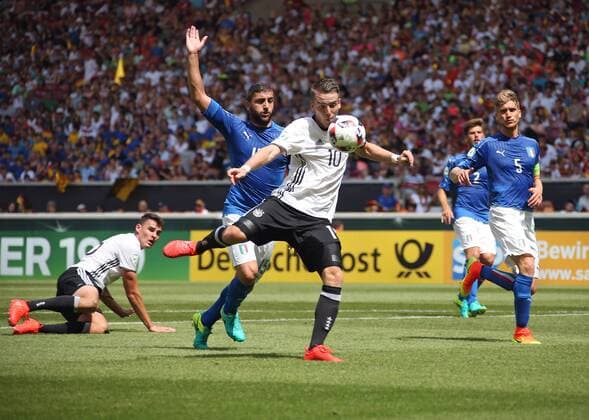 11.07.2016, Stuttgart, Fußball UEFA U19 (U 19)-EM ENDRUNDE - GRUPPENPHASE: Deutschland vs. Italien: v.l. Mauro Coppolaro (ITA), Max Besuschkow (GER)
