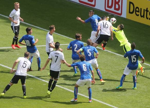 UEFA U19 (U 19) CHAMPIONSHIP Germany 2016 11.07.2016 Deutschland Fußball European Under 19 Championship Stuttgart Mercedes-Benz-Arena Deutschland-Italien 0:1 Nr.16 Janni Serra (GER) gegen TW Alex Merat (ITALY):