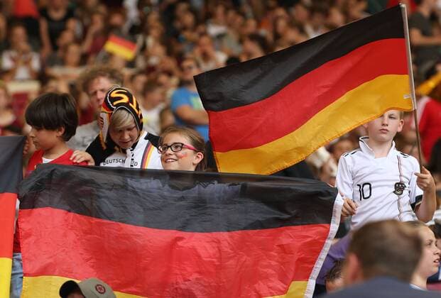 11.07.2016, Stuttgart, Fußball UEFA U19 (U 19)-EM ENDRUNDE - GRUPPENPHASE: Deutschland vs. Italien: v.l. kleine Deutschland Fans mit Fahnen