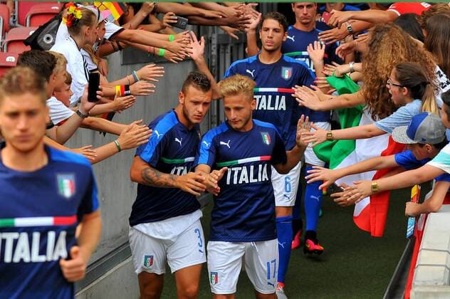 Stuermischer Empfang fuer Federico Dimarco (ITA), Giuseppe Panico (ITA) und Manuel Locatelli (ITA). Deutschland, Stuttgart: Fussball, UEFA U19 (U 19) Chapionship: Deutschland vs Italien am 11.07.2016, Mercedes-Benz Arena.