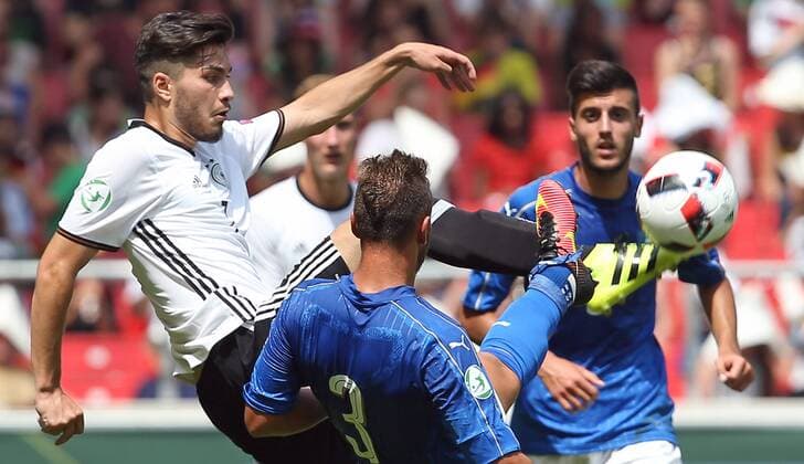 11.07.2016, Stuttgart, Fußball UEFA U19 (U 19)-EM ENDRUNDE - GRUPPENPHASE: Deutschland vs. Italien: v.l. Suat Serdar (GER), Federico Dimarco (ITA)