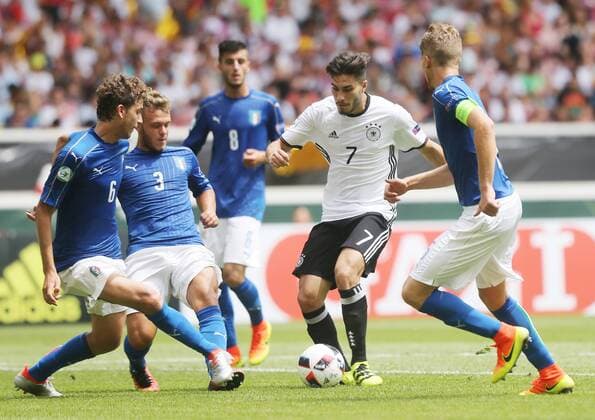 UEFA U19 (U 19) CHAMPIONSHIP Germany 2016 11.07.2016 Deutschland Fußball European Under 19 Championship Stuttgart Mercedes-Benz-Arena Deutschland-Italien 0:1 Nr.6 Manuel Locatelli (ITALY), Nr.3 Federico Dimarco (ITALY), Nr.7 Suat Serdar (GER), Nr.5 Filippo Romagna (ITALY) re.