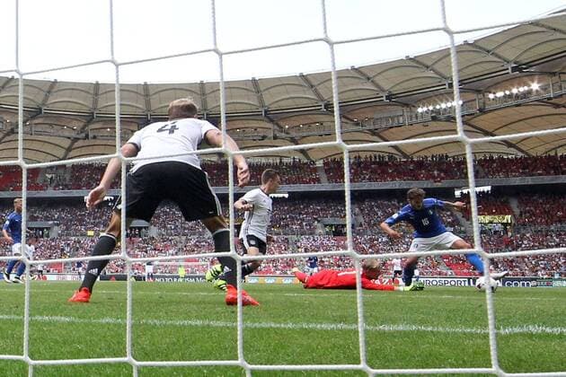 Lukas Boeder ( Deutschland ) Dominik Reimann ( Deutschland ) Patrick Cutrone ( Italien ), Deutschland vs. Italien, U-19-Fussball-Europameisterschaft 2016 , Fussball, 11.07.2016, Stuttgart Copyright: Langer Eibner-Pressefoto EP_HLR