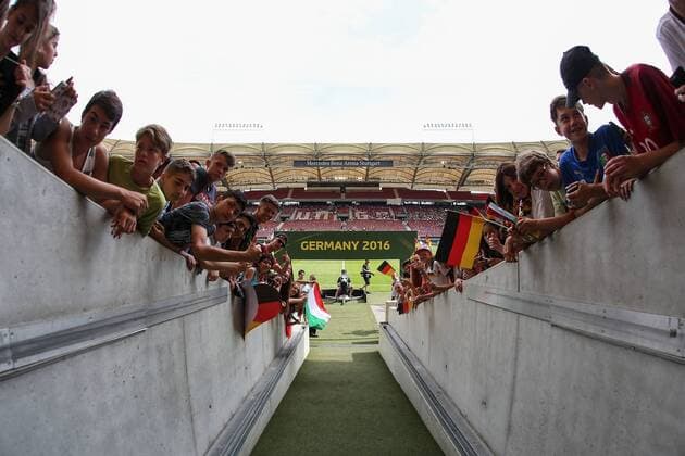 11.07.2016, xjfx, Fussball Europameisterschaft 2016 U19 (U 19), Deutschland - Italien, emspor v.l. Spielertunnel,Fans,Stimmung, Schals, Trikots, Emotionens Stuttgart