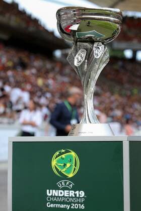 Bilder des Tages SPORT 11.07.2016, xjfx, Fussball Europameisterschaft 2016 U19 (U 19), Deutschland - Italien, emspor v.l. U19 (U 19) Europameisterschaft 2016 Pokal, Trophäe Stuttgart