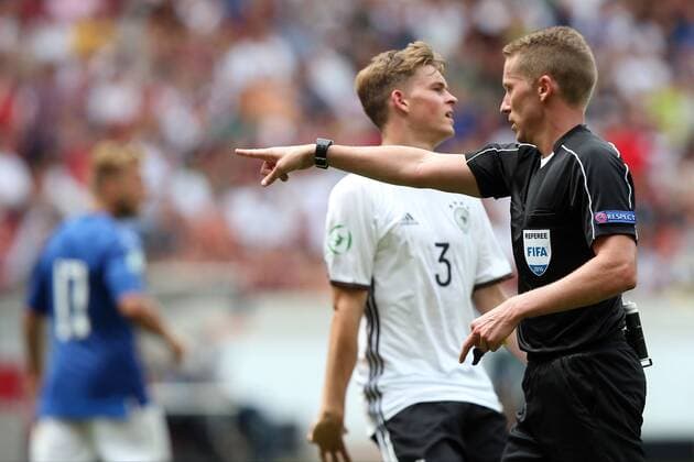 Maximilian Mittelstaedt ( Deutschland ) Schiedsrichter Alejandro Hernandez zeigt auf den Elfmeter Punkt, Deutschland vs. Italien, U-19-Fussball-Europameisterschaft 2016 , Fussball, 11.07.2016, Stuttgart Copyright: Langerx xEibner-Pressefoto EP_HLR