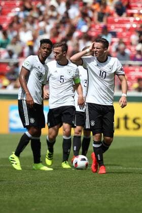 Benjamin Henrichs ( Deutschland ) Benedikt Gimber ( Deutschland ) Max Besuschkow ( Deutschland ), Deutschland vs. Italien, U-19-Fussball-Europameisterschaft 2016 , Fussball, 11.07.2016, Stuttgart Copyright: Langerx xEibner-Pressefoto EP_HLR