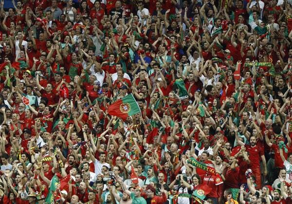 Fußball, EM Finale 2016 in Paris, Portugal - Frankreich 1:0 July 10, 2016 - Saint-Denis, Saint-Denis, France - Supporters of Portugal celebrate after Eder scored his side first goal during the UEFA EURO EM Europameisterschaft Fussball 2016 Final match between Portugal and France at Stade de France on July 10, 2016 in Saint-Denis, France. Portugal v France - Final: UEFA Euro 2016  - ZUMAn230