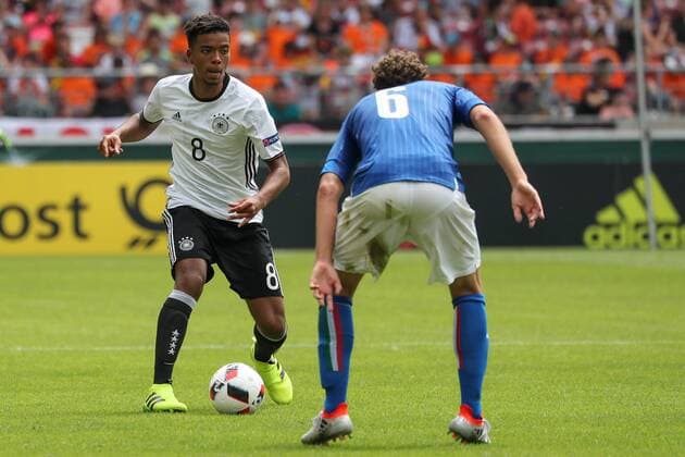 v.li.: Benjamin Henrichs (Deutschland, 8), Manuel Locatelli ( Mini Pirlo , Italien, 6), Fussball, UEFA U19 (U 19)-EM, Deutschland - Italien, xozx