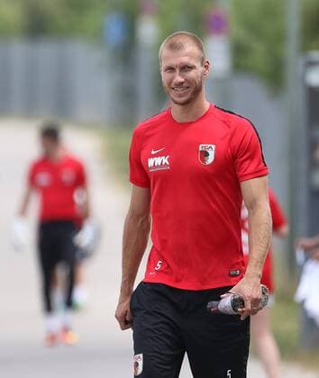 Ragnar Klavan (FC Augsburg 5) auf dem Weg zum Trainingsplatz, FC Augsburg, Training, Saison 2016 - 2017, 11.07.2016