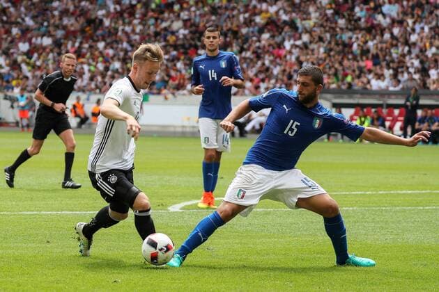 v.li.: Cedric Teuchert (Deutschland, 9) zieht an Mauro Coppolaro (Italien, 15) vorbei, Zweikampf, Duell, duel, tackle, tackling, Dynamik, Action, Aktion, Fussball, UEFA U19 (U 19)-EM, Deutschland - Italien, xozx