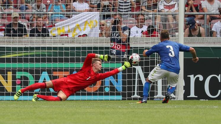 v.li.: Dominik Reimann (Torwart, Deutschland, 1) ahnt die richtige Ecke, hat aber gegen den Elfmeter von Federico Dimarco (Italien, 3) keine Chance, Tor zum 0:1, Treffer, Fussball, UEFA U19 (U 19)-EM, Deutschland - Italien, xozx