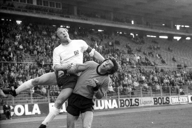 Hamburger SV gegen VfB Stuttgart, Uwe Seeler (li.) im Duell