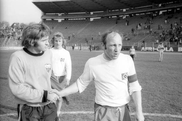 Hamburger SV gegen VfB Stuttgart, Horst Köppel verabschiedet Uwe Seeler nach dessen letztem Bundesligaspiel