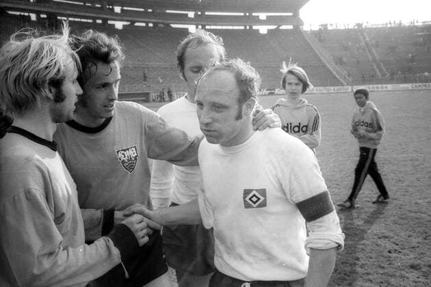 Hamburger SV gegen VfB Stuttgart, Karl Heinz Handschuh und Günther Eisele verabschieden Uwe Seeler nach dessen letztem Bundesligaspiel