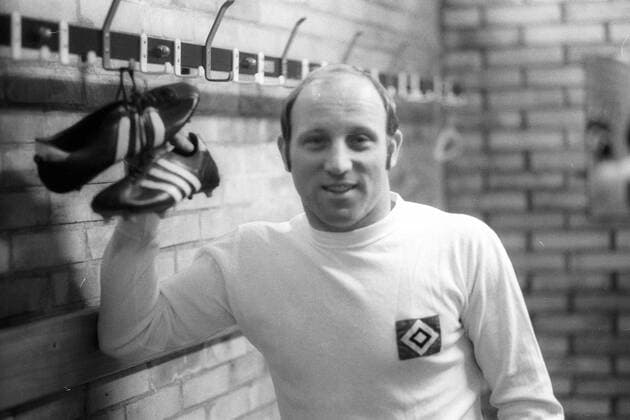 Uwe Seeler (Hamburger SV) hängt nach seinem letzten Bundesligaspiel seine Fußballschuhe an den Nagel