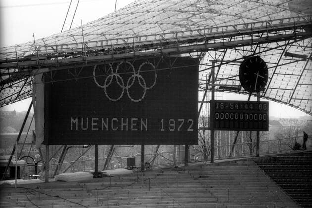 Vorschau auf die Olympischen Spiele 1972 in München, Test der Anzeigetafel im Münchner Olympiastadion, olympische Ringe und Schriftzug Muenchen 1972