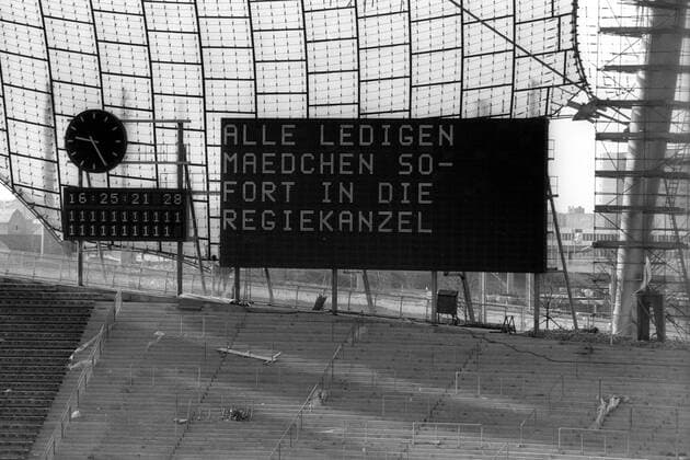 Vorschau auf die Olympischen Spiele 1972 in München, Test der Anzeigetafel im Münchner Olympiastadion mit witzigem Spruch: Alle ledigen Maedchen sofort in die Regiekanzel