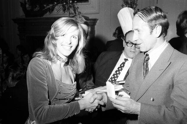 Uwe Seelers Abschiedsparty 1972 in Hamburg, Miss Olympia Uschi Badenberg und Bobby Charlton