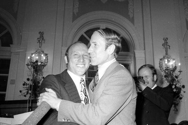Uwe Seelers Abschiedsparty 1972 in Hamburg, Uwe Seeler mit Bobby Charlton