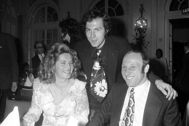Uwe Seelers Abschiedsparty 1972 in Hamburg, Uwe Seeler und seine Frau Ilka, dahinter Franz Beckenbauer
