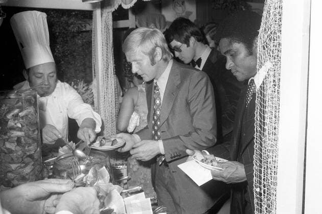 Uwe Seelers Abschiedsparty 1972 in Hamburg, Karl Heinz Schnellinger und Eusebio am Buffet