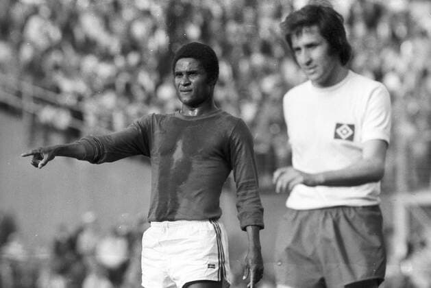 Uwe Seelers Abschiedsspiel 1972 in Hamburg, Eusebio (Weltauswahl) gegen Franz Josef Hönig (Hamburger SV)