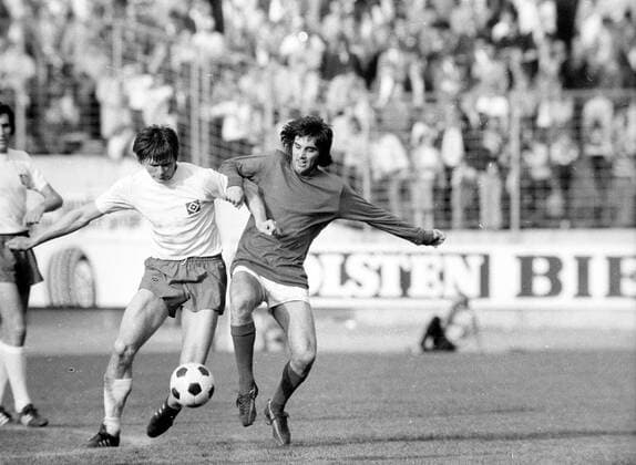 Uwe Seelers Abschiedsspiel 1972 in Hamburg, Peter Nogly (Hamburger SV) gegen George Best (Weltauswahl