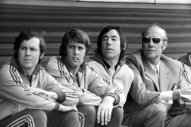 Uwe Seelers Abschiedsspiel 1972 in Hamburg, Ersatzbank Weltauswahl, v.li.: Franz Beckenbauer, Geoff Hurst, Torwart Gordon Banks, Trainer Helmut Schön