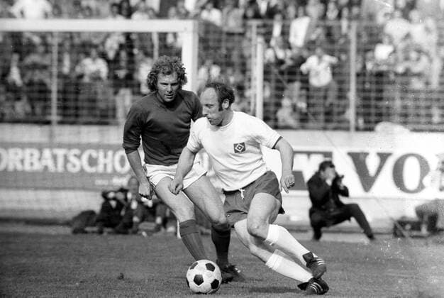 Uwe Seelers Abschiedsspiel 1972 in Hamburg, Uwe Seeler (Hamburger SV, re.) gegen Bobby Moore (Weltauswahl)