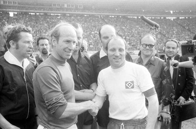 Uwe Seelers Abschiedsspiel 1972 in Hamburg, Bobby Charlton (Weltauswahl) und Uwe Seeler (Hamburger SV), dahinter Schiedsrichter Horst Herden und seine Assistenten