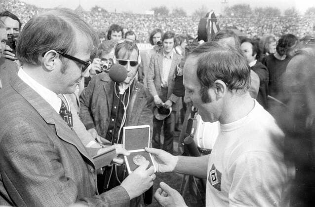 Uwe Seelers Abschiedsspiel 1972 in Hamburg, Uwe Seeler (Hamburger SV) erhält von Hamburgs erstem Bürgermeister Peter Schulz (SPD) eine Medaille