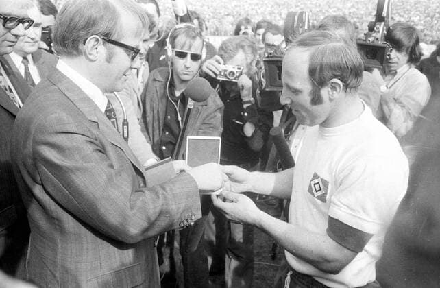 Uwe Seelers Abschiedsspiel 1972 in Hamburg, Uwe Seeler (Hamburger SV) erhält von Hamburgs erstem Bürgermeister Peter Schulz (SPD) eine Medaille