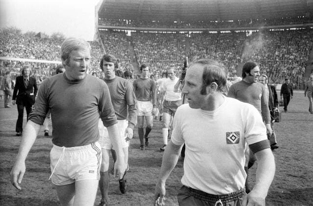 Uwe Seelers Abschiedsspiel 1972 in Hamburg, v.li.: Karl Heinz Schnellinger, Geoff Hurst (beide Weltauswahl), Uwe Seeler, Torwart Arkoc Özcan (beide Hamburger SV)