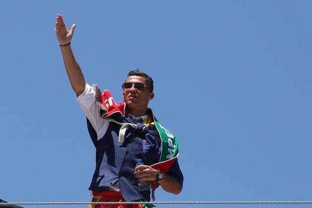 Bilder des Tages - SPORT EURO 2016, Europameister Portugal feiert mit den Fans in Lissabon July 11, 2016 - Lisbon, Lisbon, Portugal - Portuguese forward Cristiano Ronaldo speaks to the Portuguese supportes during the Portugal Euro 2016 Victory Parade at Lisbon on July 11, 2016 in Lisbon, Portugal. Portugal Euro 2016 Victory Parade  - ZUMAn230