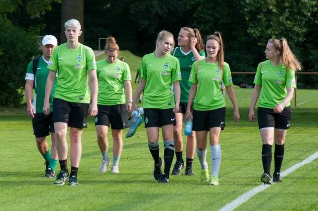 Die Spielerinnen des SV Werder Bremen kommen zum ersten Training der Saison, Fussball, Frauen, Training SV Werder Bremen, xobx