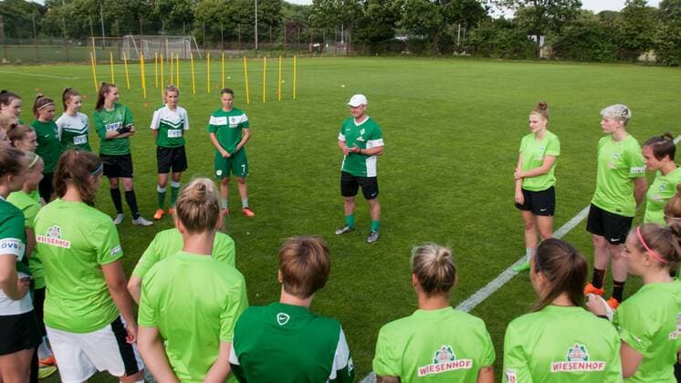 Cheftrainer, Trainer Steffen Rau (SV Werder Bremen) begrüßt seine Spielerinnen zum Training, Fussball, Frauen, Training SV Werder Bremen, xobx
