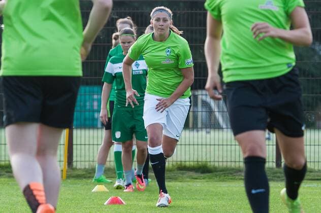 Torhüterin, Torwart Lena Pauels (SV Werder Bremen) bei einer Laufübung, Fussball, Frauen, Training SV Werder Bremen, xobx