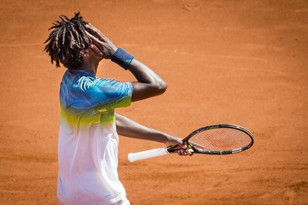 160712 Elias Ymer, Sverige deppar under tennismatchen under dag 3 Swedish Open 12 juli 2016 i Bastad.  Copyright: MathildaxAhlberg BB160712MA009