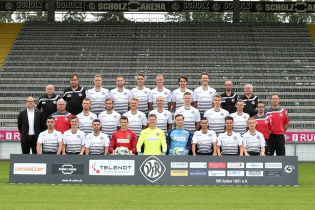 Fussball, GER, 3 Liga, Portraettermin 2016 2017, Mannschaftsfoto, VfR Aalen, Hintere Reihe von links: Masseur Achim Haegele, Physiotherapeut Frank Metz, Fabian Menig, Rico Preißinger, Nico Rodewald, Steffen Kienle, Markus Schwabl, Robert Mueller, Teammanager Bastian Noth, Betreuer Guenther Hammer. Mittlere Reihe von links: Geschaeftsfuehrer Markus Thiele, Cheftrainer Peter Vollmann, Yannick Deichmann, Mika Ojala, Thorsten Schulz, Matthias Morys, Gerrit Wegkamp, Torge Paetow, Daniel Schelhorn, Co-Trainer Jan Kilian, Torwarttrainer Timo Reus. Vordere Reihe von links: Oguzhan Kefkir, Thomas Geyer, Firat Sucsuz, Matthias Layer, Daniel Bernhardt, Raif Husic, Alexandros Kartalis, Maximilian Welzmueller, Sebastian Vasiliadis. 12.07.16, Aalen Copyright: Eibner-Pressefoto Langer
