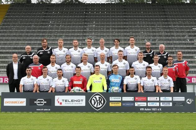 Fussball, GER, 3 Liga, Portraettermin 2016 2017, Mannschaftsfoto, VfR Aalen, Hintere Reihe von links: Masseur Achim Haegele, Physiotherapeut Frank Metz, Fabian Menig, Rico Preißinger, Nico Rodewald, Steffen Kienle, Markus Schwabl, Robert Mueller, Teammanager Bastian Noth, Betreuer Guenther Hammer. Mittlere Reihe von links: Geschaeftsfuehrer Markus Thiele, Cheftrainer Peter Vollmann, Yannick Deichmann, Mika Ojala, Thorsten Schulz, Matthias Morys, Gerrit Wegkamp, Torge Paetow, Daniel Schelhorn, Co-Trainer Jan Kilian, Torwarttrainer Timo Reus. Vordere Reihe von links: Oguzhan Kefkir, Thomas Geyer, Firat Sucsuz, Matthias Layer, Daniel Bernhardt, Raif Husic, Alexandros Kartalis, Maximilian Welzmueller, Sebastian Vasiliadis. 12.07.16, Aalen Copyright: Eibner-Pressefoto Langer