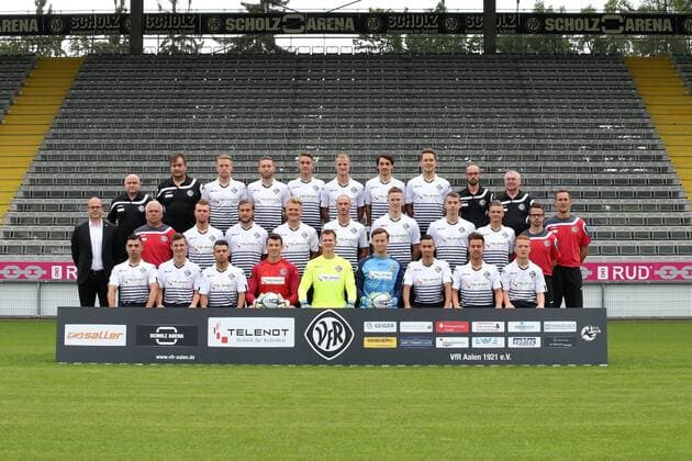 Fussball, GER, 3 Liga, Portraettermin 2016 2017, Mannschaftsfoto, VfR Aalen, Hintere Reihe von links: Masseur Achim Haegele, Physiotherapeut Frank Metz, Fabian Menig, Rico Preißinger, Nico Rodewald, Steffen Kienle, Markus Schwabl, Robert Mueller, Teammanager Bastian Noth, Betreuer Guenther Hammer. Mittlere Reihe von links: Geschaeftsfuehrer Markus Thiele, Cheftrainer Peter Vollmann, Yannick Deichmann, Mika Ojala, Thorsten Schulz, Matthias Morys, Gerrit Wegkamp, Torge Paetow, Daniel Schelhorn, Co-Trainer Jan Kilian, Torwarttrainer Timo Reus. Vordere Reihe von links: Oguzhan Kefkir, Thomas Geyer, Firat Sucsuz, Matthias Layer, Daniel Bernhardt, Raif Husic, Alexandros Kartalis, Maximilian Welzmueller, Sebastian Vasiliadis. 12.07.16, Aalen Copyright: Eibner-Pressefoto Langer