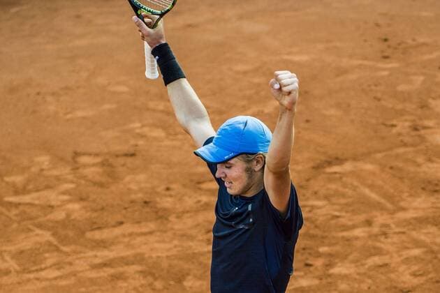 160712 Carl Söderlund, Sverige jublar efter att ha vunnit under tennismatchen under dag 3 Swedish Open 12 juli 2016 i Bastad.  Copyright: MathildaxAhlberg BB160712MA044