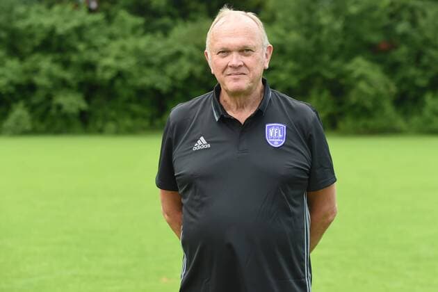 Fußball 3. Liga, Porträttermin 2016 2017 VfL Osnabrück am 12.07.2016 in der Sportpark Illoshöhe in Osnabrück Mannschaftsarzt Dr. Werner Wilm (Osnabrueck) mt