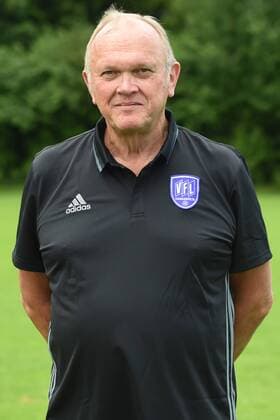 Fußball 3. Liga, Porträttermin 2016 2017 VfL Osnabrück am 12.07.2016 in der Sportpark Illoshöhe in Osnabrück Mannschaftsarzt Dr. Werner Wilm (Osnabrueck) mt