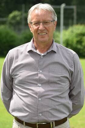 Fußball 3. Liga, Porträttermin 2016 2017 VfL Osnabrück am 12.07.2016 in der Sportpark Illoshöhe in Osnabrück Sportkoordinator Lothar Gans (Osnabrueck) mt