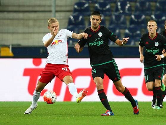 SOCCER - CL quali, RBS vs Liepaja SALZBURG,AUSTRIA,12.JUL.16 - SOCCER - UEFA Champions League, qualification, Red Bull Salzburg vs FK Liepaja. Image shows Konrad Laimer (RBS) and Marko Brtan (Liepaja). GEPAxpictures xFelixxRoittner