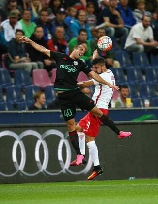 SOCCER - CL quali, RBS vs Liepaja SALZBURG,AUSTRIA,12.JUL.16 - SOCCER - UEFA Champions League, qualification, Red Bull Salzburg vs FK Liepaja. Image shows Dino Kluk (Liepaja) and Munas Dabbur (RBS). GEPAxpictures xFelixxRoittner