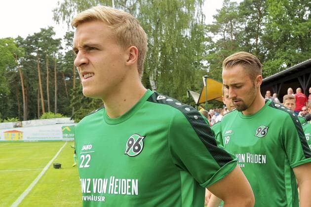 Li. Timo Hübers 22 und Florian Hübner 19 Spieler bei Hannover 96 - hier im Vorbereitungsspiel Hannover 96 - SV Ramlingen Ehlershausen 10:0 am 10.07.2016